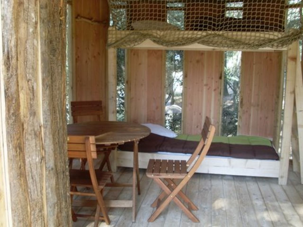 Cabane en bois, lit, table au camping CAPFUN Beauregard � Mornas.
