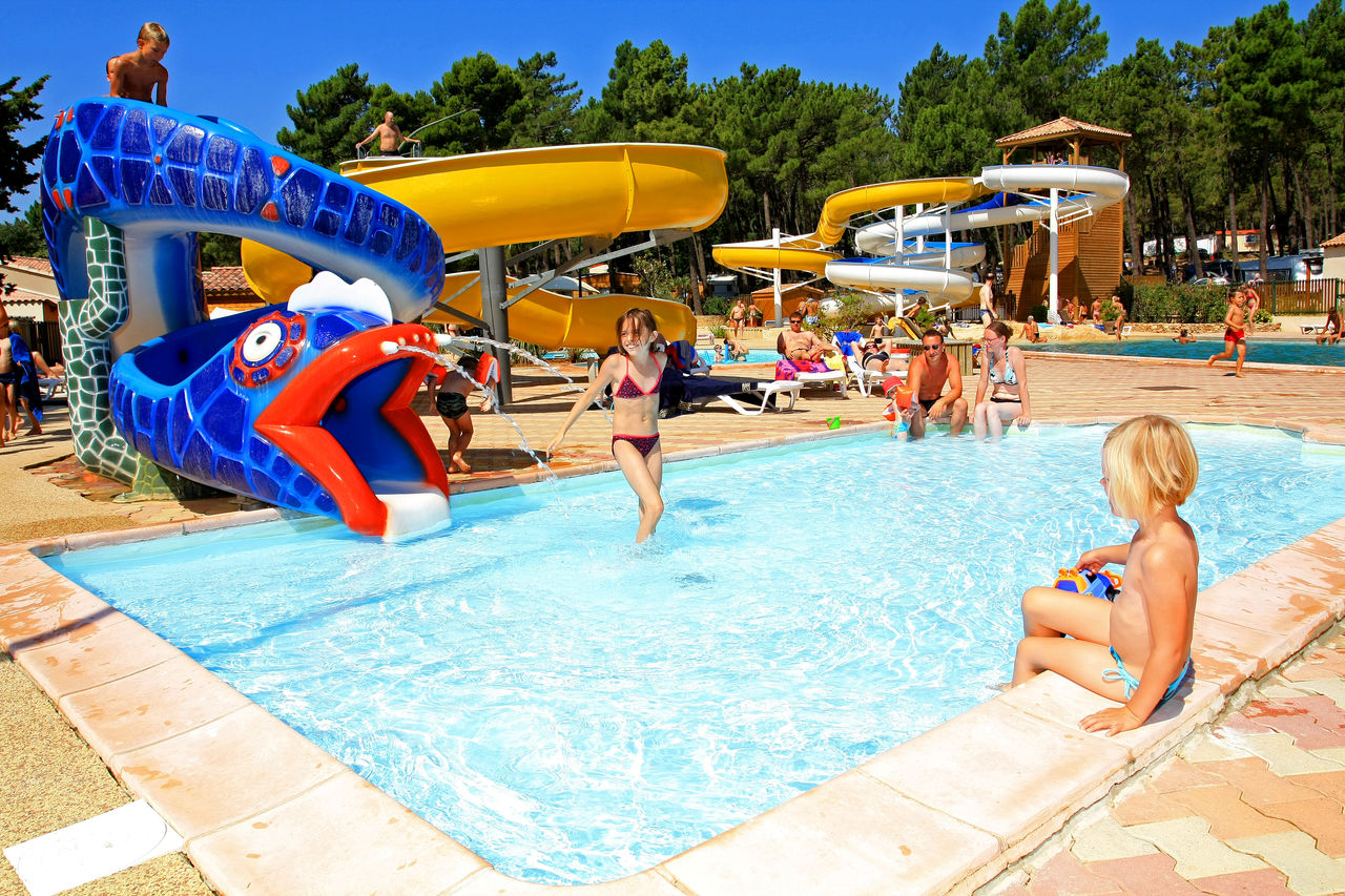 Toboggans aquatiques, piscine enfants au camping CAPFUN Beauregard � Mornas (84).