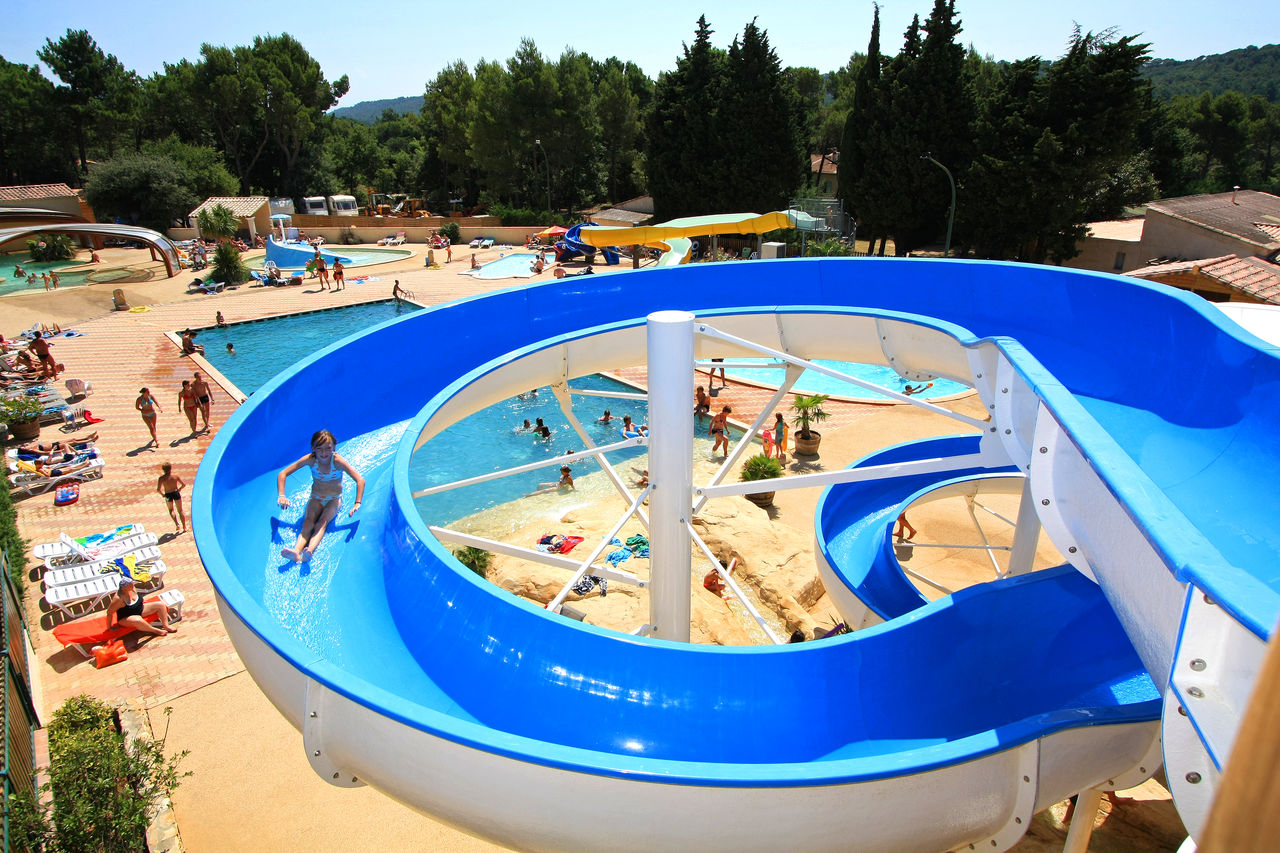 Toboggan aquatique et piscines au camping CAPFUN Beauregard : Cabanes dans les arbres � Mornas (84).
