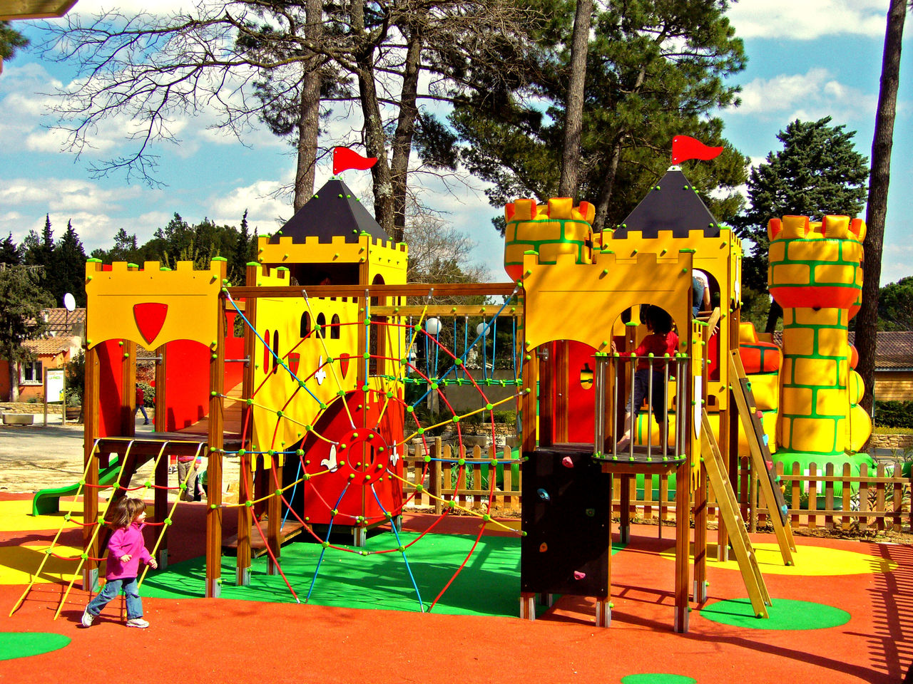 Aire de jeux ch�teau color�e avec toboggans pour enfants au camping CAPFUN Beauregard.