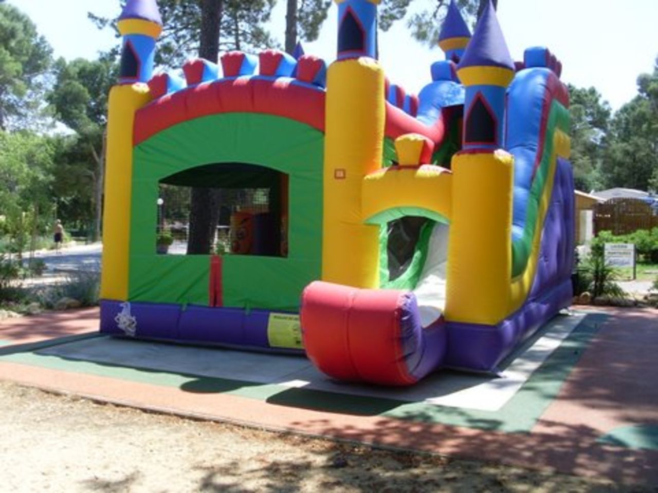 Ch�teau gonflable et toboggan pour enfants au camping CAPFUN Beauregard � Mornas (84).