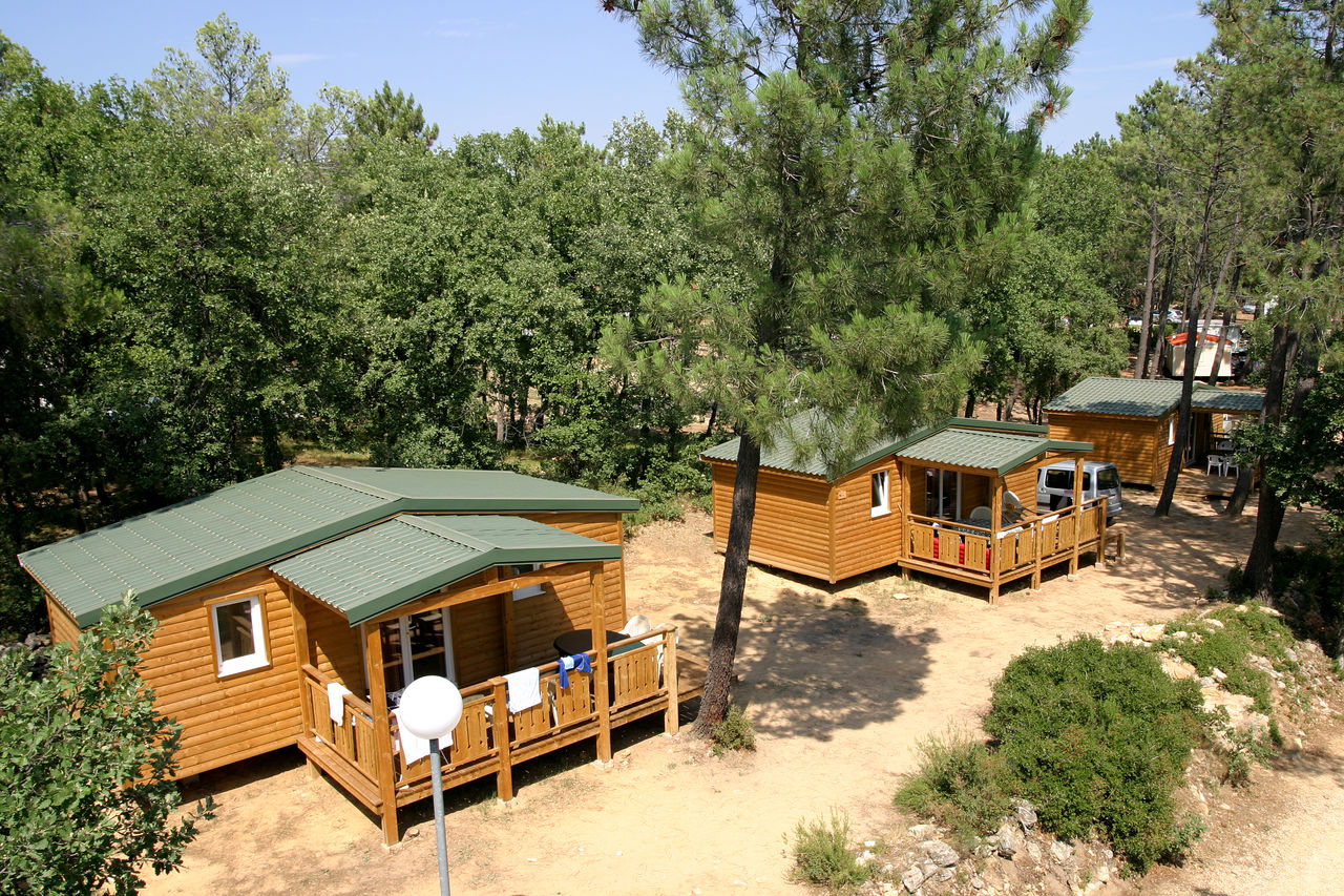 Chalets en bois avec terrasses ombrag�es au camping CAPFUN Beauregard � Mornas (84).