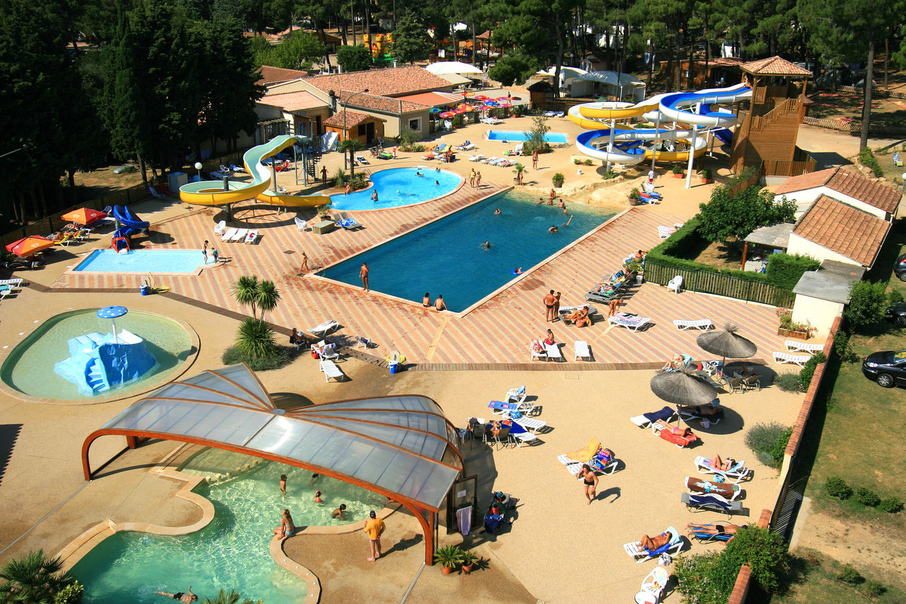 Grand parc aquatique, piscines et toboggans au camping CAPFUN Beauregard � Mornas (84).