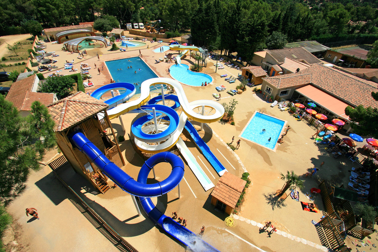 Toboggans aquatiques g�ants et piscines au camping CAPFUN Beauregard � Mornas (84).