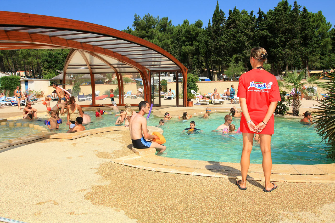 Piscine couverte avec animation familiale au camping CAPFUN Beauregard � Mornas (84).