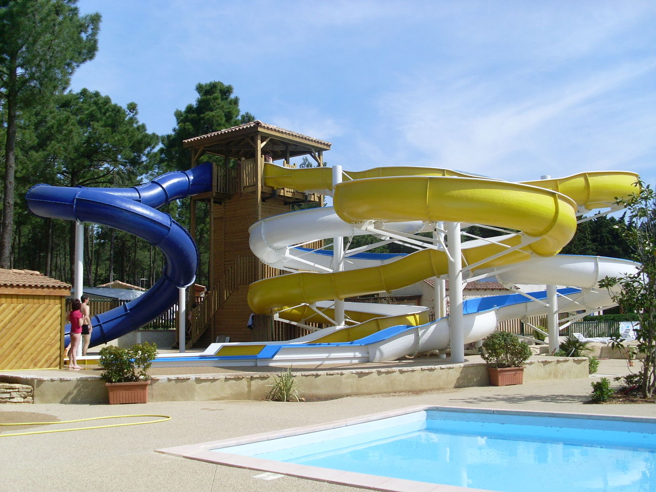 Toboggans aquatiques color�s et piscine au camping CAPFUN Beauregard : Cabanes dans les arbres � Mornas (84).