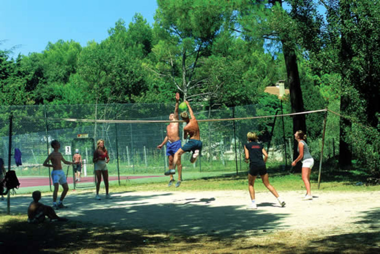 Match de volleyball anim� sur le terrain de sable du camping CAPFUN Beauregard : Cabanes dans les arbres � Mornas (84).