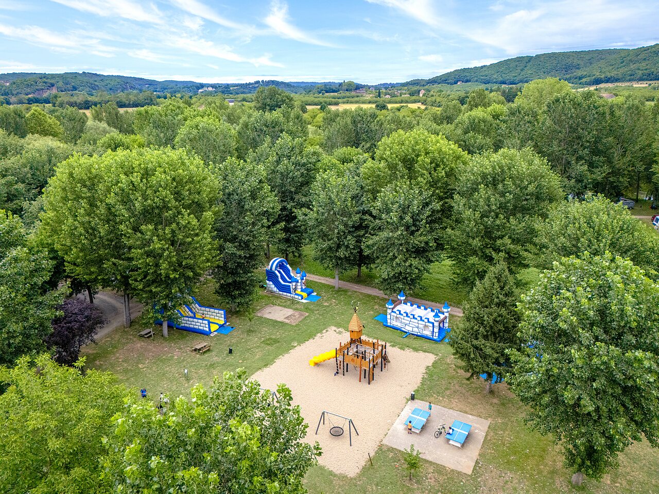 Aire de jeux avec structures gonflables, toboggan et balan�oires au camping CLICOCHIC Beau Rivage � LA ROQUE-GAGEAC (24).