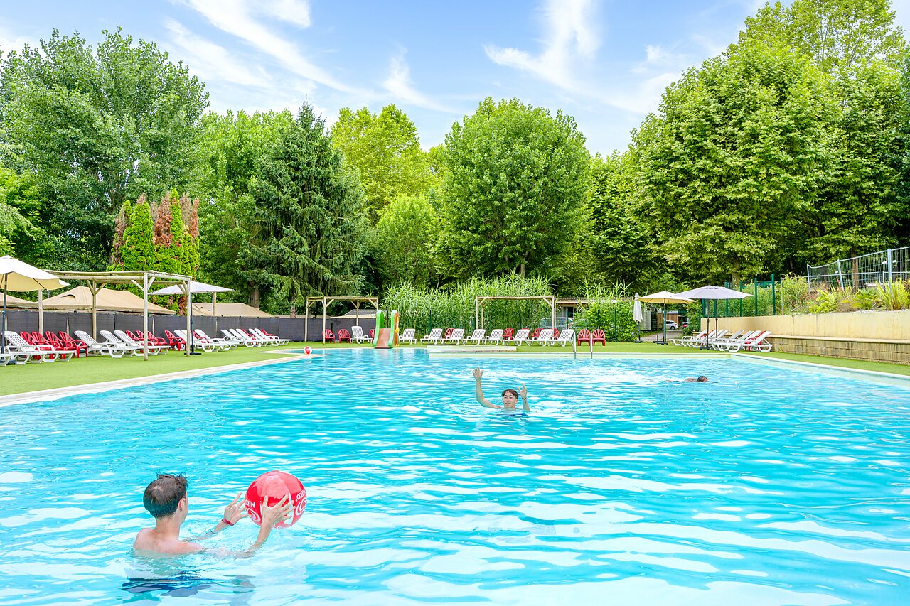 Grande piscine ext�rieure avec toboggan et transats au camping CLICOCHIC Beau Rivage � LA ROQUE-GAGEAC (24).