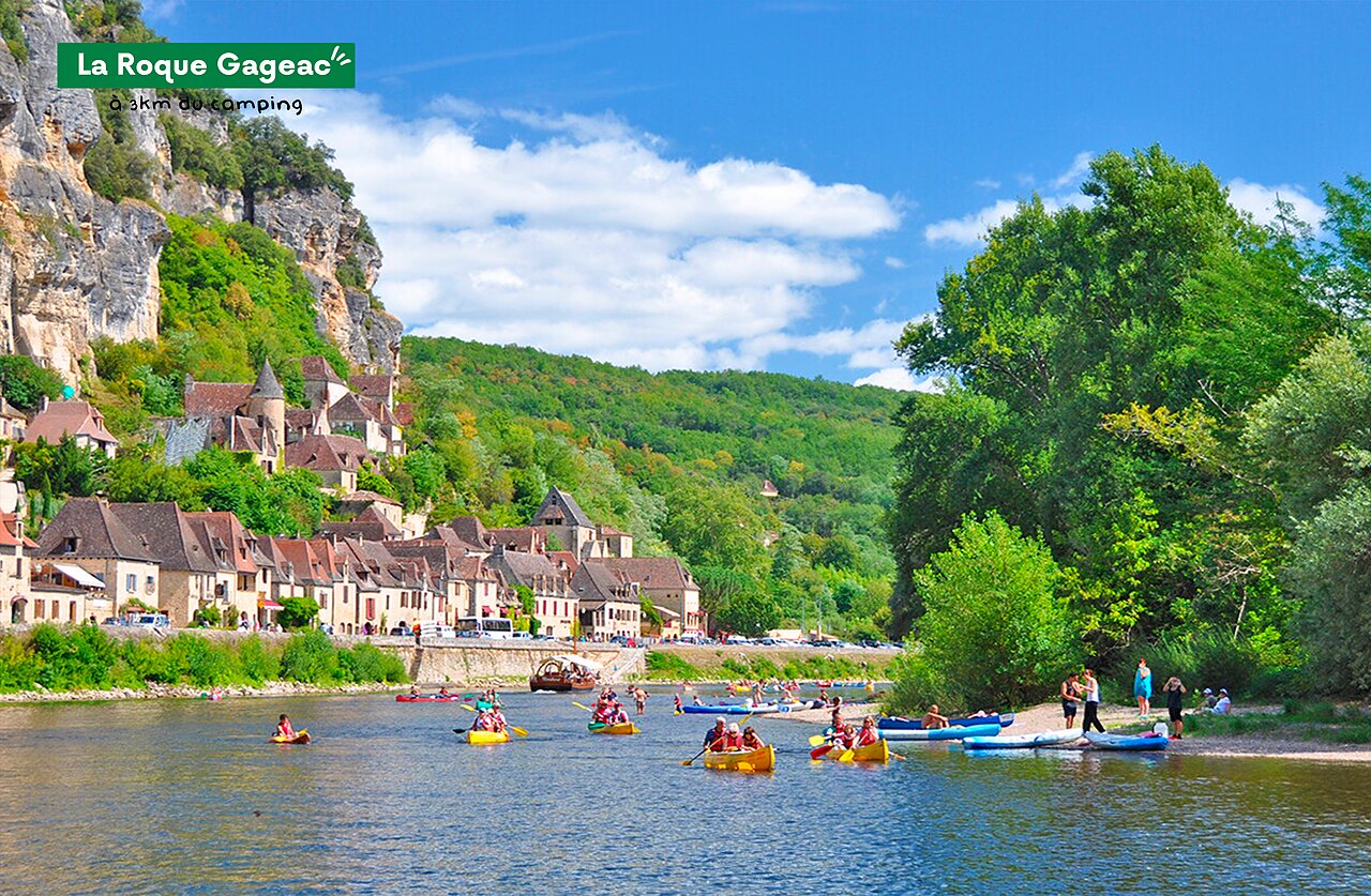 Village de La Roque-Gageac et cano�s sur la Dordogne, P�rigord Noir.