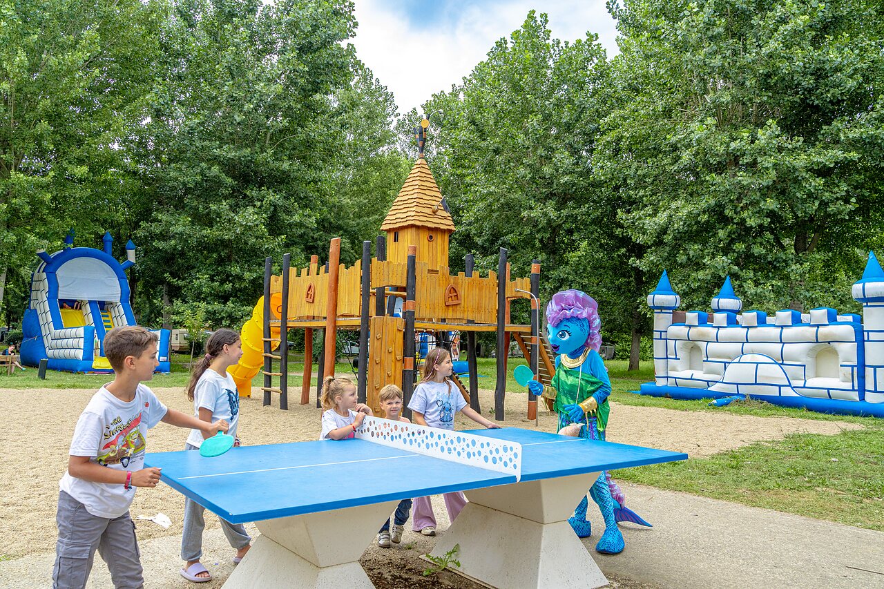 Aire de jeux, enfants, mascotte, ping-pong au camping CLICOCHIC Beau Rivage � LA ROQUE-GAGEAC.