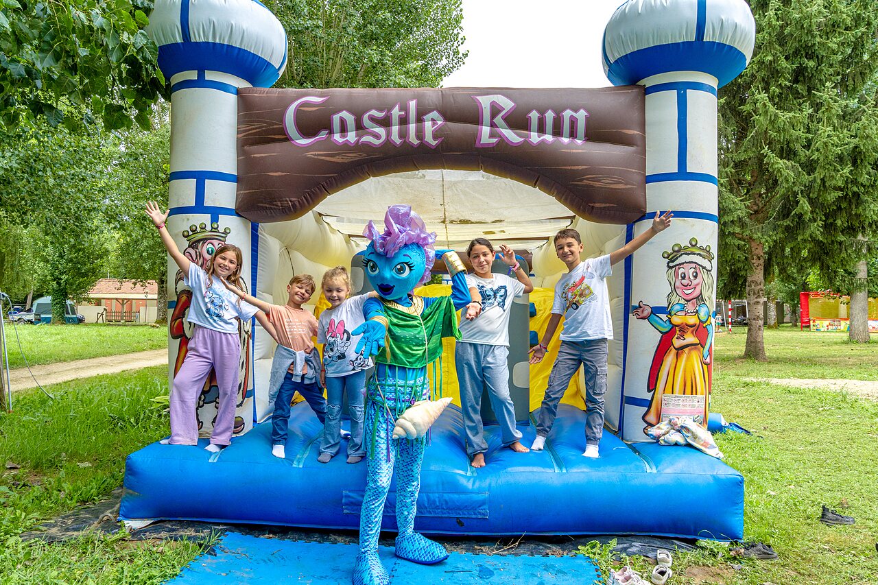 Ch�teau gonflable Castle Run, enfants et mascotte au camping CLICOCHIC Beau Rivage.
