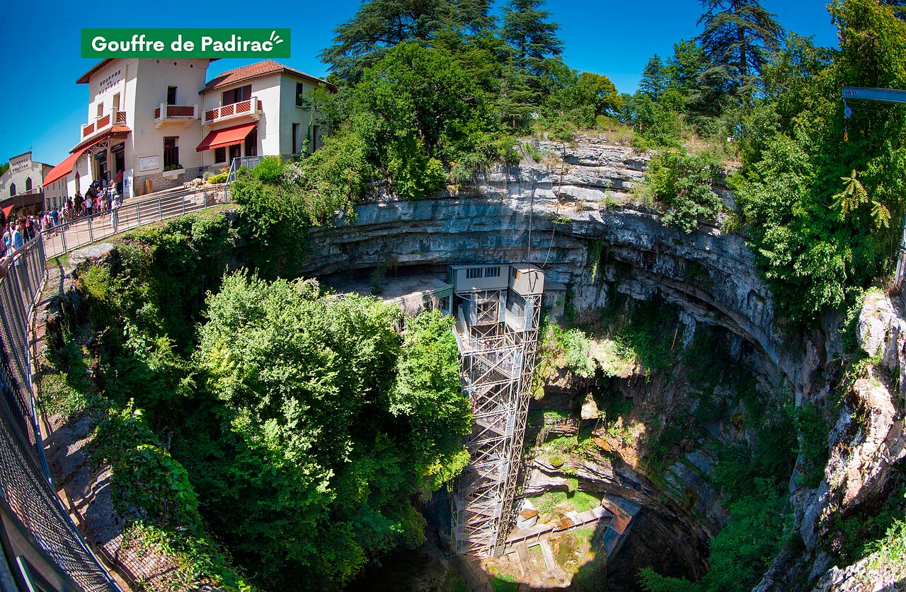 Gouffre de Padirac, site naturel exceptionnel � visiter pr�s du camping.