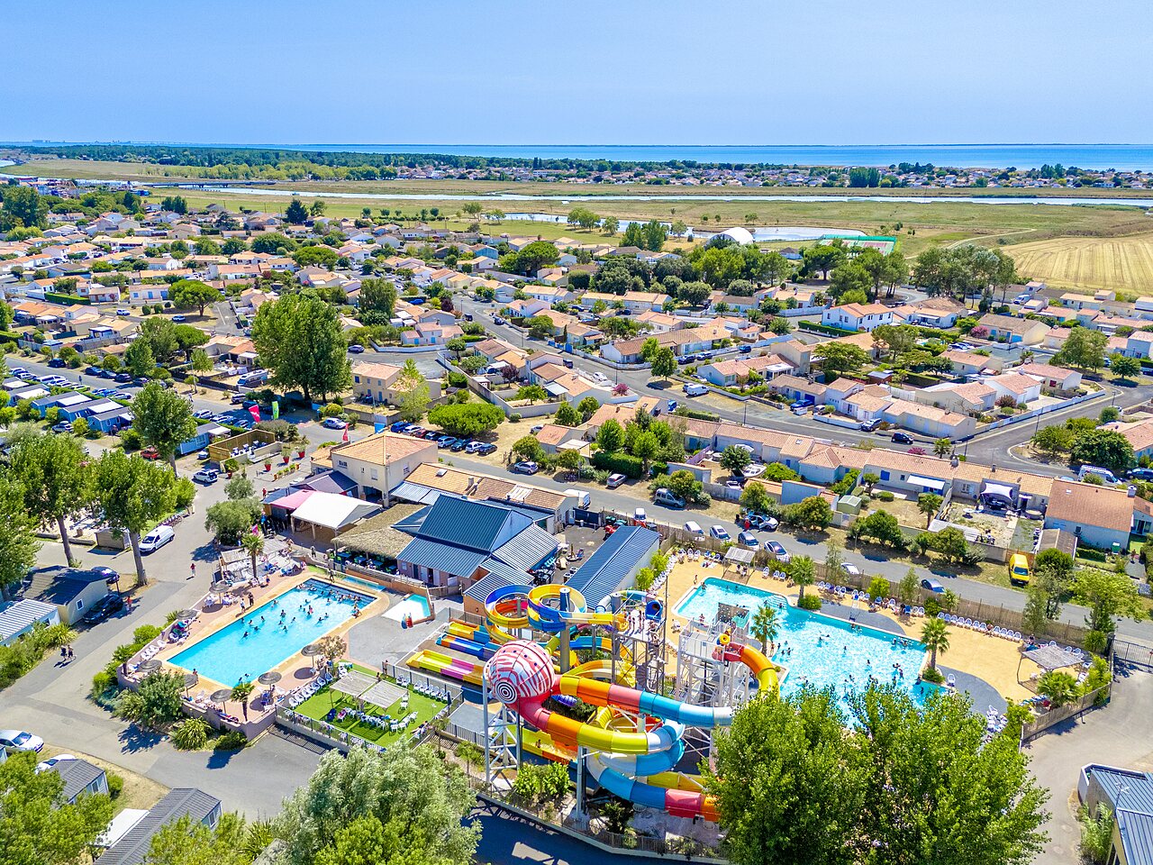Grand parc aquatique au camping CAPFUN Bel Air � Aiguillon sur Mer (85).