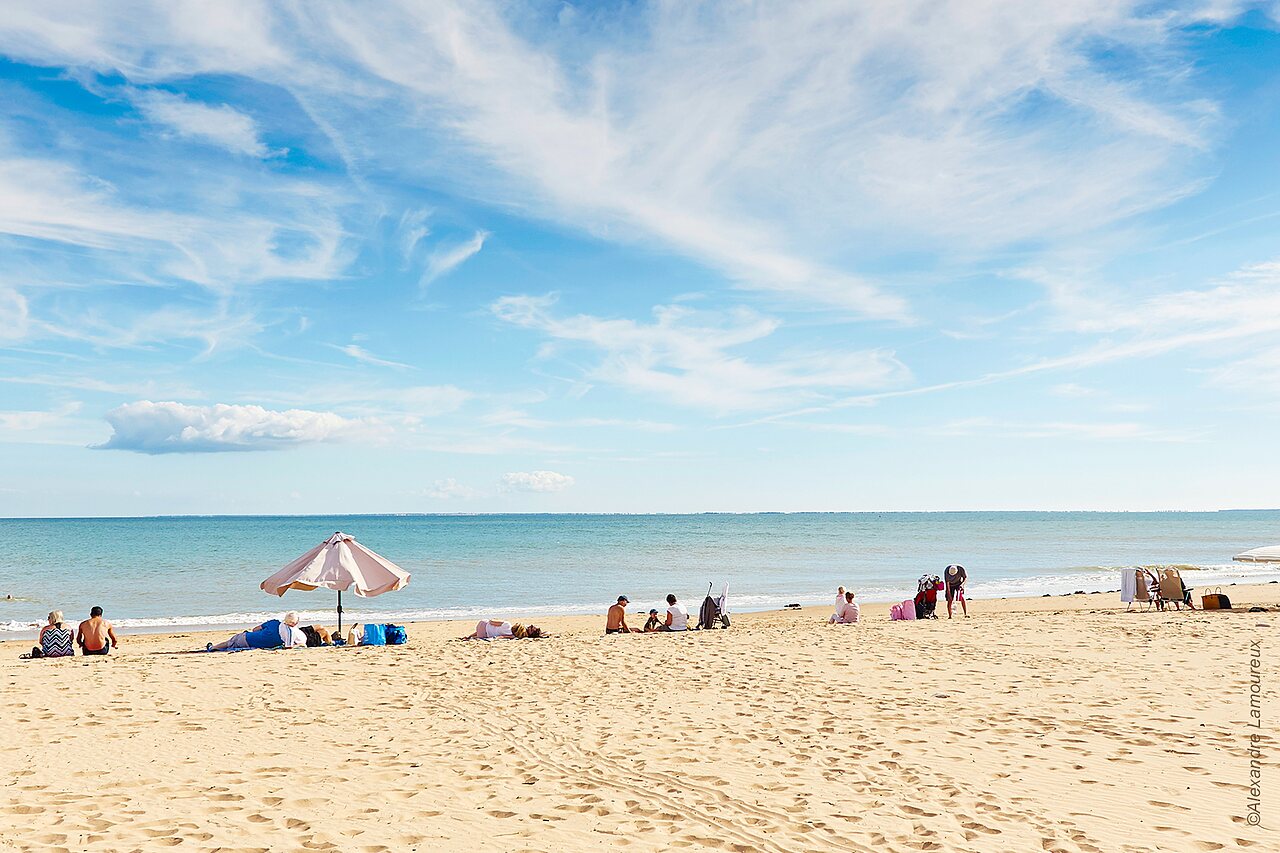 Plage de sable, baigneurs et parasol au CAPFUN Bel Air, Aiguillon sur Mer (85).