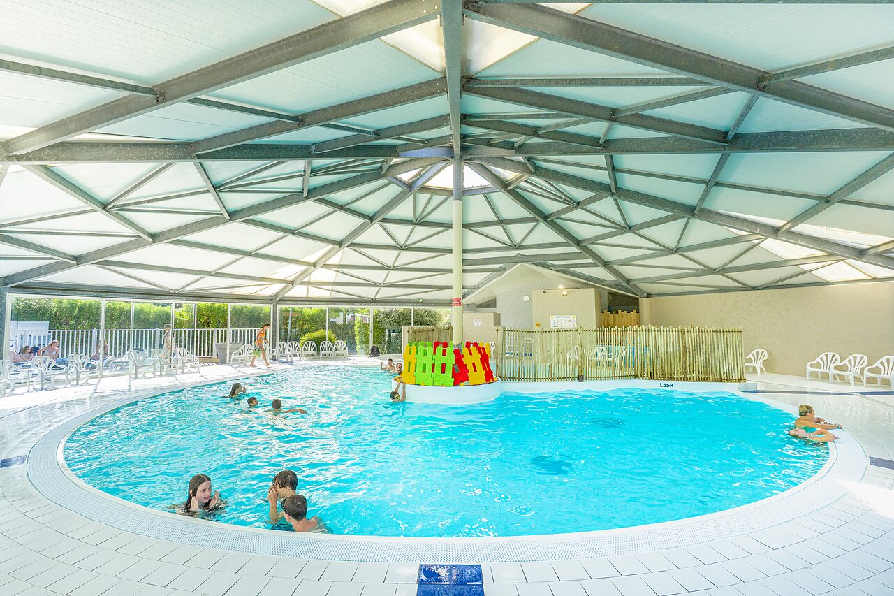 Piscine couverte avec espace jeux aquatiques pour enfants au camping CAPFUN Bel Air � Aiguillon sur Mer (85).