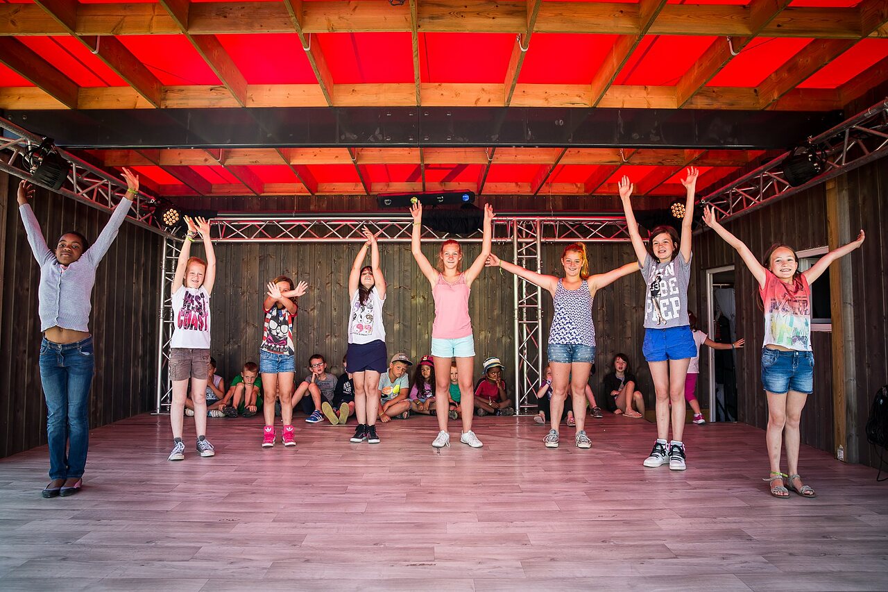 Enfants sur sc�ne participant � une animation au camping CAPFUN Bel Air � Aiguillon sur Mer (85).