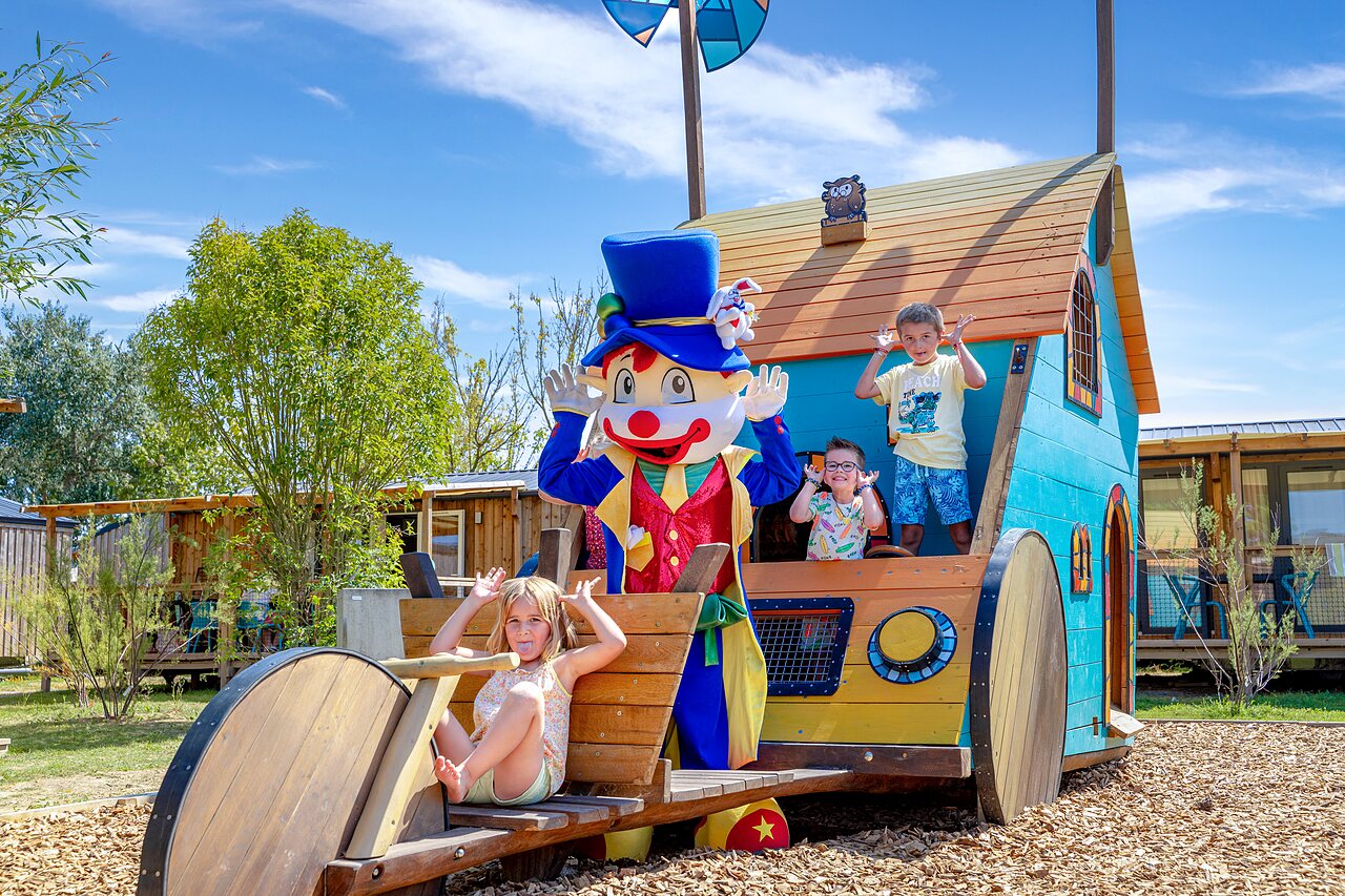 Mascotte et enfants sur aire de jeux au CAPFUN Bel Air, Aiguillon sur Mer (85).