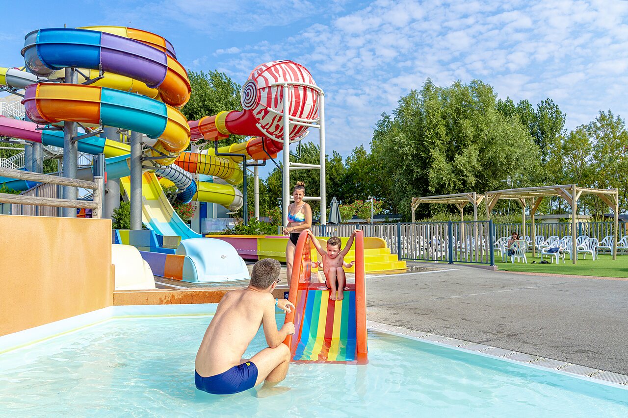 Toboggans aquatiques color�s et piscine familiale au camping CAPFUN Bel Air � Aiguillon sur Mer (85).