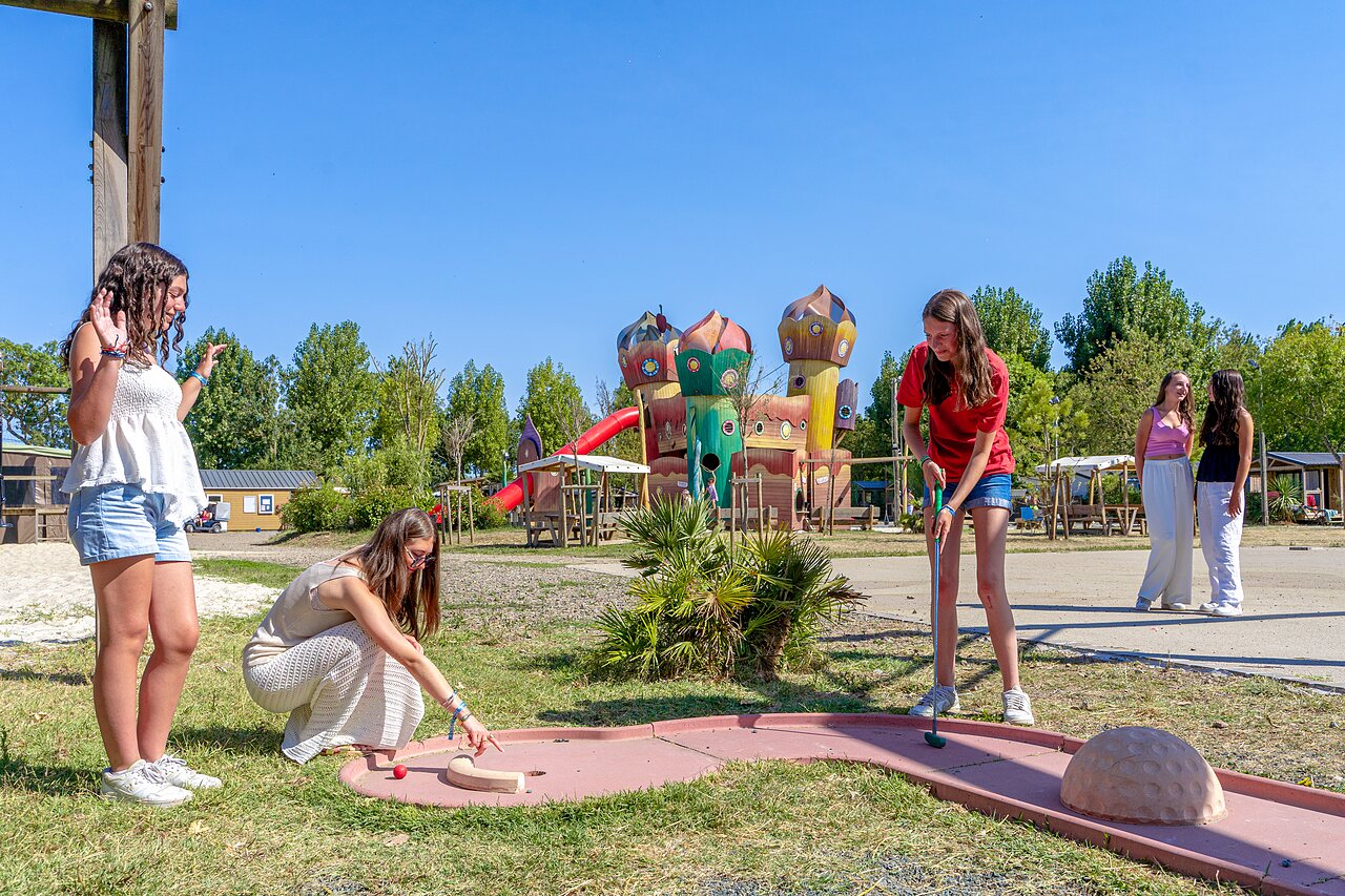 Mini-golf et aire de jeux pour jeunes au camping CAPFUN Bel Air � Aiguillon sur Mer (85).