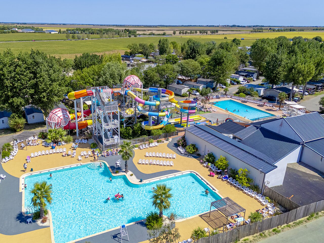 Toboggans aquatiques g�ants et piscines ext�rieures au camping CAPFUN Bel Air � Aiguillon sur Mer (85).