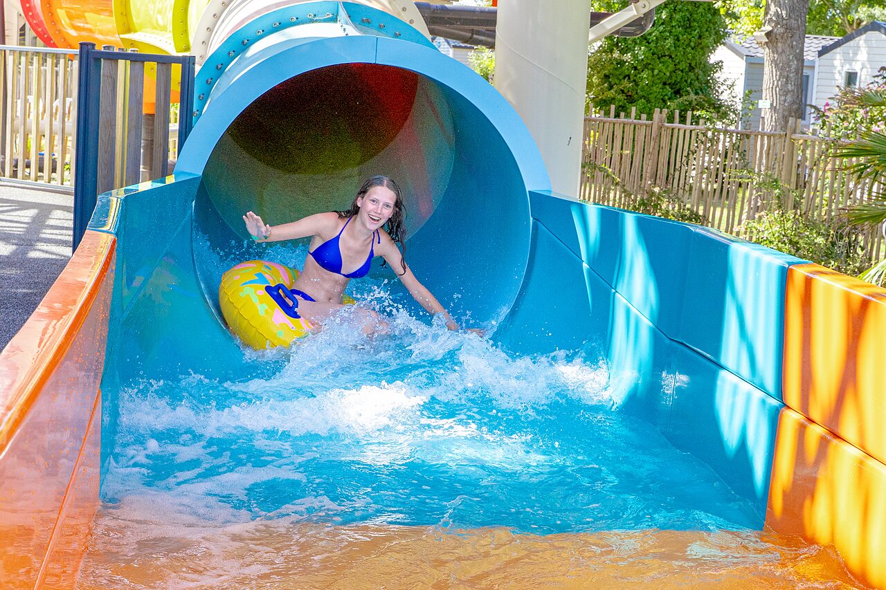 Toboggan aquatique, jeune femme sur bou�e au camping CAPFUN Bel Air � Aiguillon sur Mer.