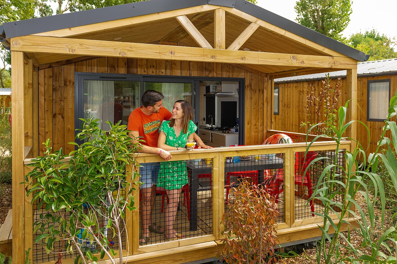 Couple sur terrasse de mobile home au camping CAPFUN Bel Air � Aiguillon sur Mer (85).