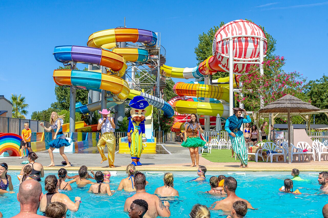 Toboggans aquatiques color�s et animation festive en piscine au camping CAPFUN Bel Air � Aiguillon sur Mer (85).