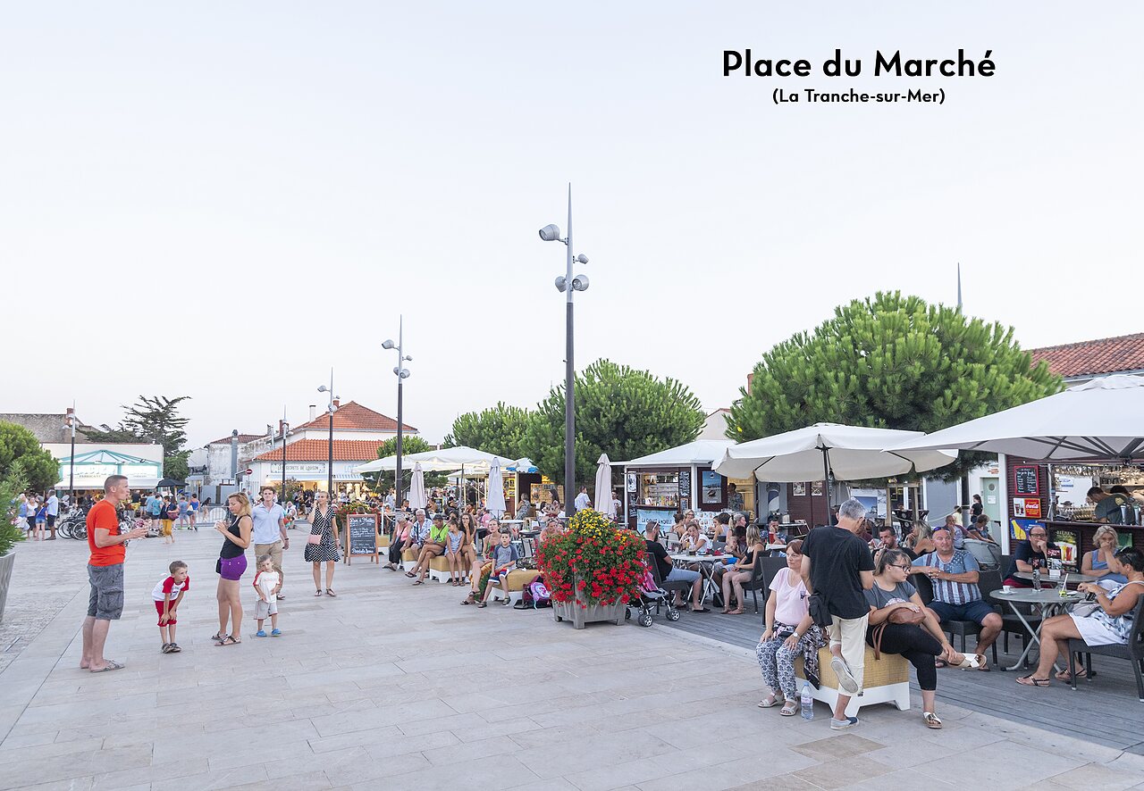 Place du March� anim�e � La Tranche-sur-Mer, lieu � visiter pr�s du camping.