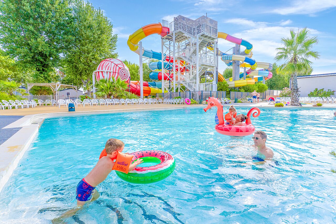 Piscine ext�rieure, toboggans aquatiques et enfants au camping CAPFUN Bel Air � Aiguillon sur Mer.