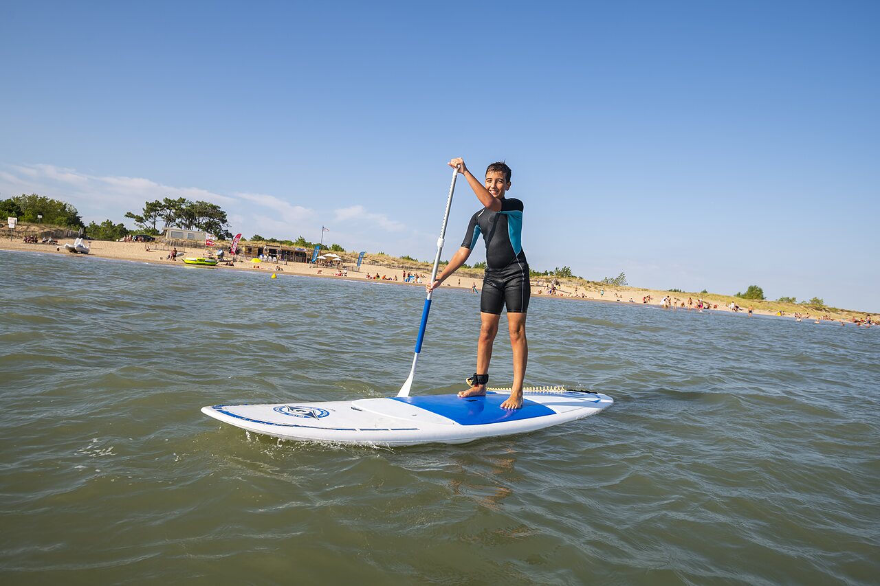 Paddleboard, jeune, plage au camping CAPFUN Bel Air � Aiguillon sur Mer (85).