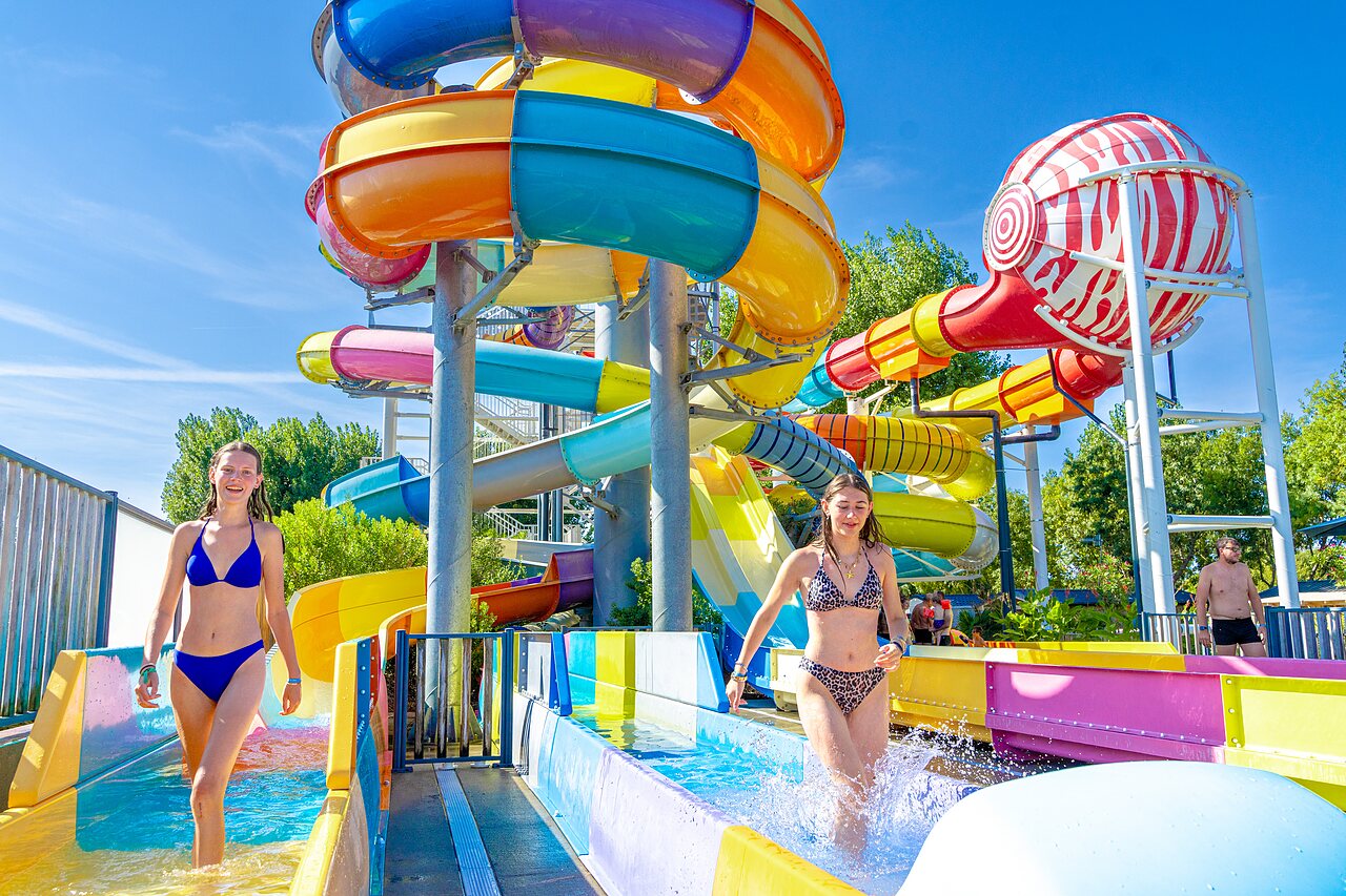 Toboggans aquatiques color�s, filles au camping CAPFUN Bel Air � Aiguillon sur Mer (85).