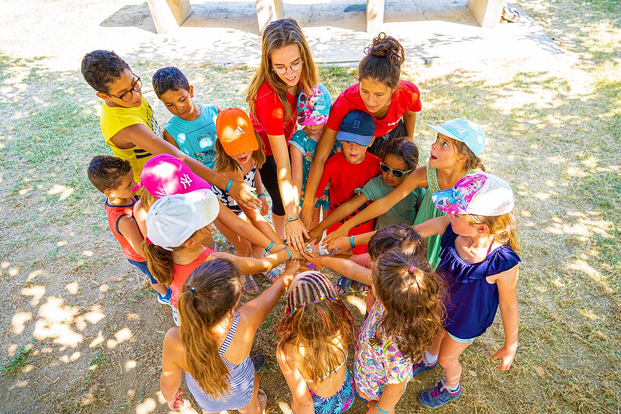 Activit� de groupe enfants avec animateurs au camping CAPFUN Bel Air � Aiguillon sur Mer.