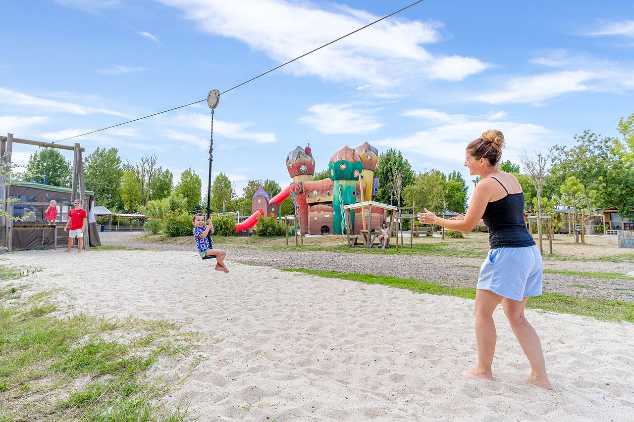 Tyrolienne et aire de jeux color�e pour enfants au camping CAPFUN Bel Air � Aiguillon sur Mer.