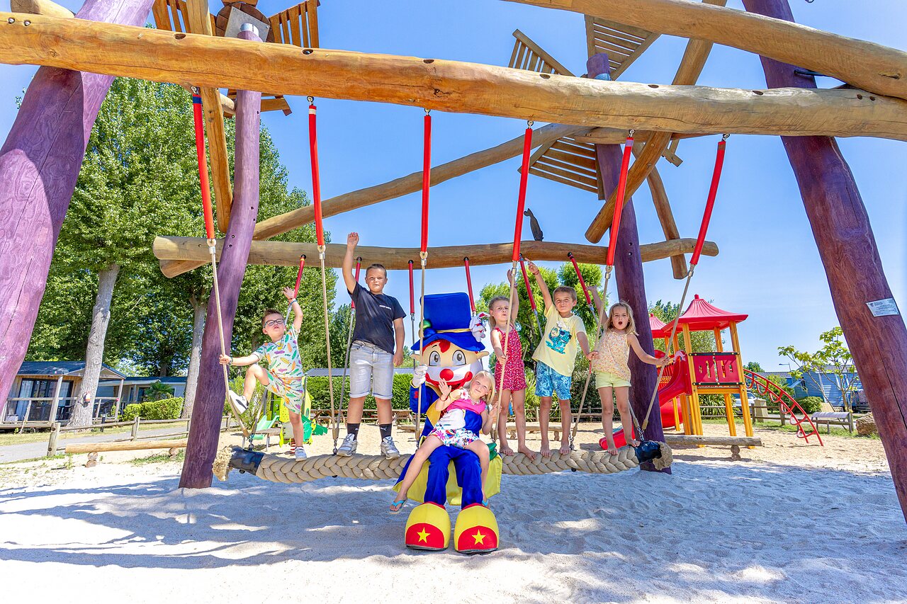 Balan�oire g�ante, enfants, mascotte au camping CAPFUN Bel Air � Aiguillon sur Mer.
