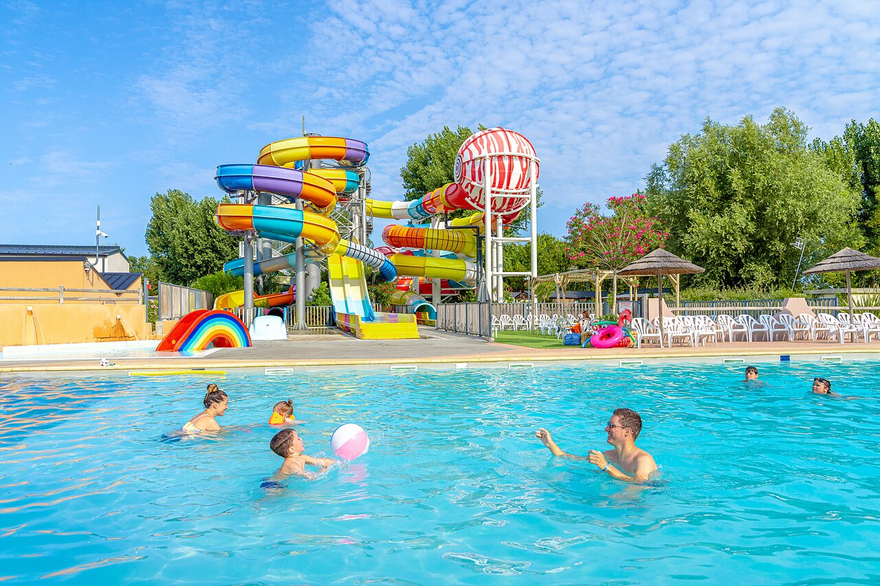 Piscine ext�rieure, toboggans aquatiques au camping CAPFUN Bel Air � Aiguillon sur Mer.