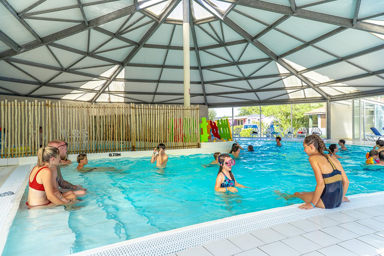 Piscine couverte avec espace jeux aquatiques pour enfants au camping CAPFUN Bel Air � Aiguillon sur Mer (85).