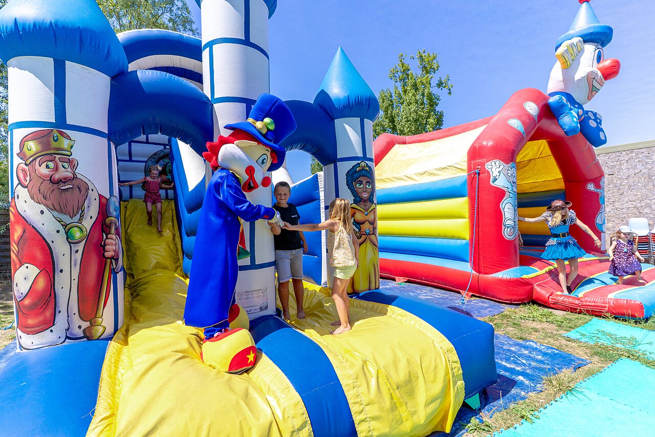 Jeux gonflables et mascotte pour enfants au camping CAPFUN Bel Air � Aiguillon sur Mer (85).