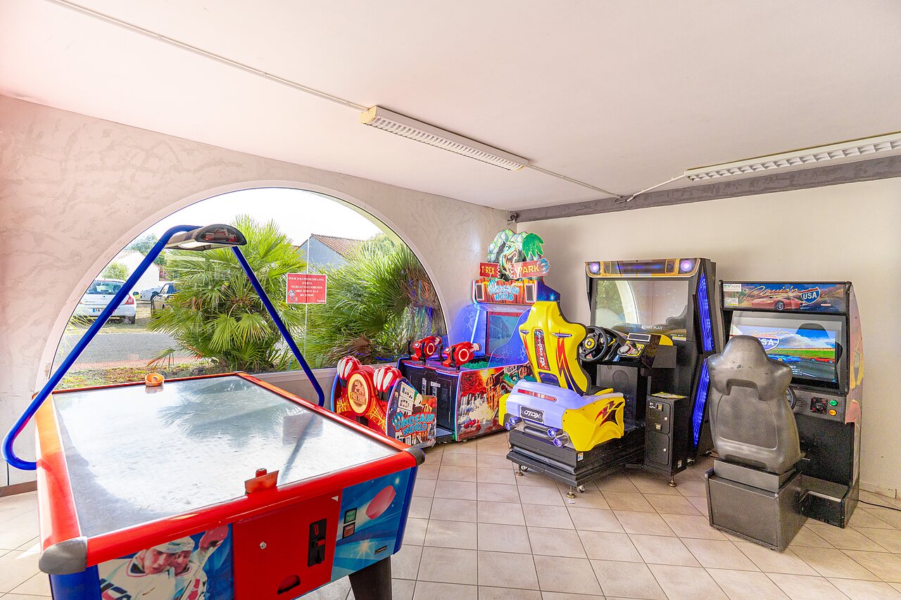 Table de air hockey et jeux d'arcade au camping CAPFUN Bel Air � Aiguillon sur Mer (85).