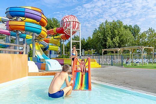 Toboggans aquatiques et piscine au camping CAPFUN Bel Air à Aiguillon sur Mer (85).