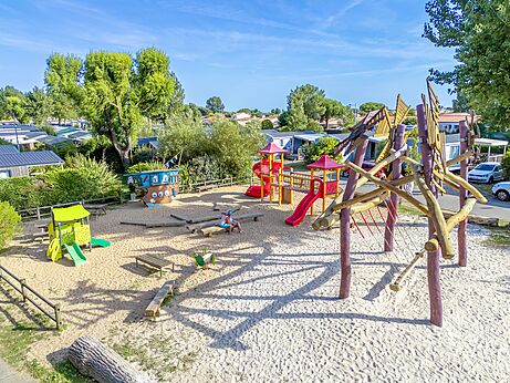 Grande aire de jeux avec structures et sable au camping CAPFUN Bel Air à Aiguillon sur Mer (85).