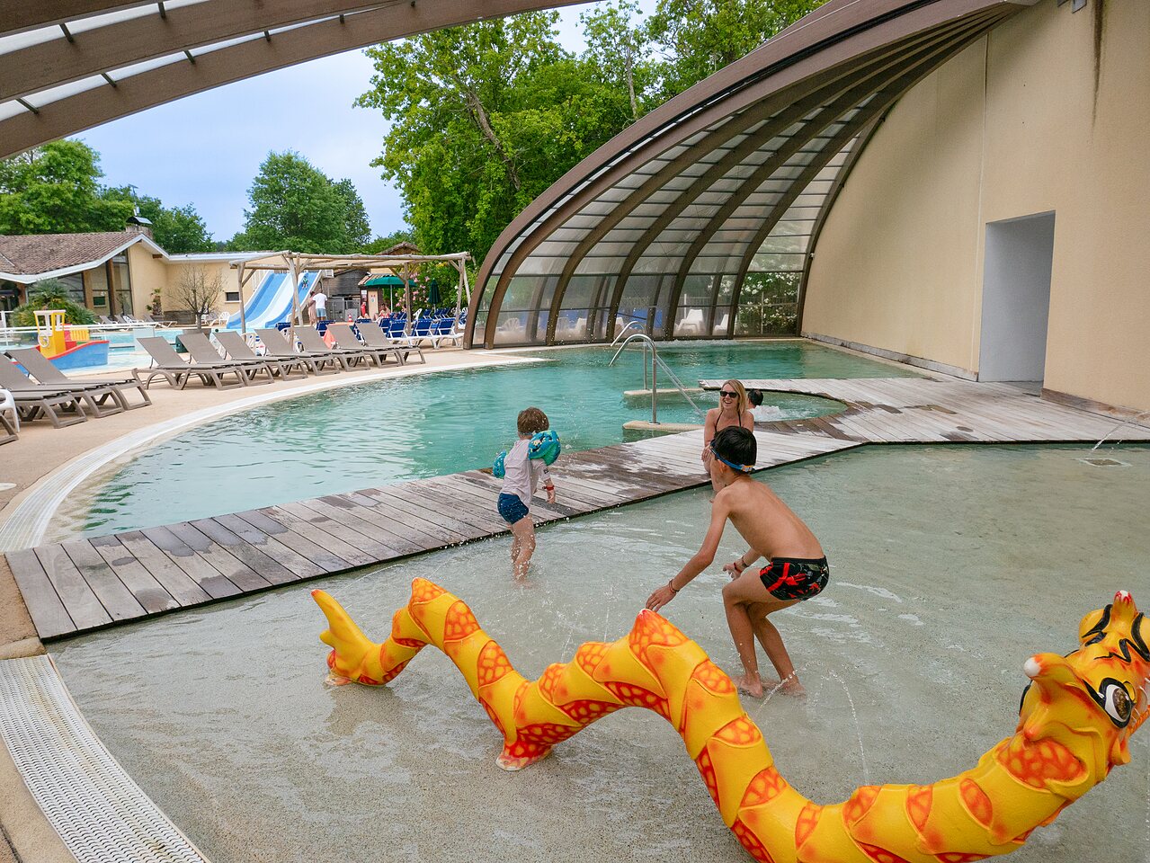 Piscine couverte, pataugeoire, jeux d'eau et toboggan camping CLICOCHIC Bimbo BISCARROSSE (40).