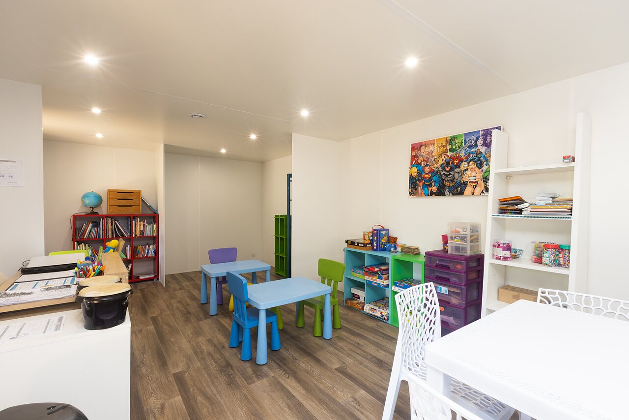 Espace de jeux int�rieur pour enfants, tables, livres au camping CLICOCHIC Bimbo � BISCARROSSE.