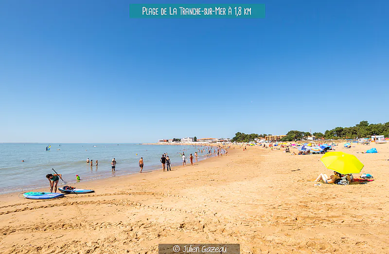 Plage de sable fin de La Tranche-sur-Mer, lieu � visiter pr�s du camping.
