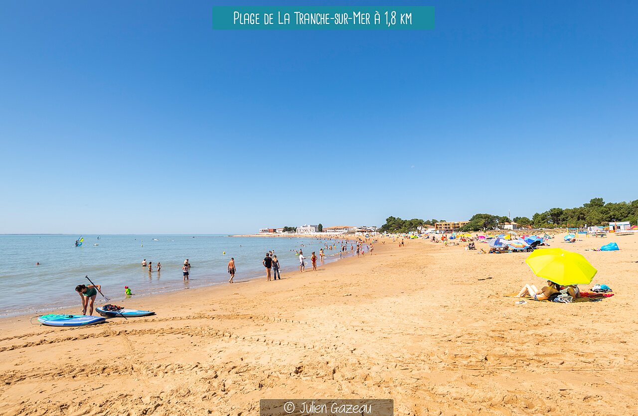 Plage de sable fin de La Tranche-sur-Mer, lieu � visiter pr�s du camping.