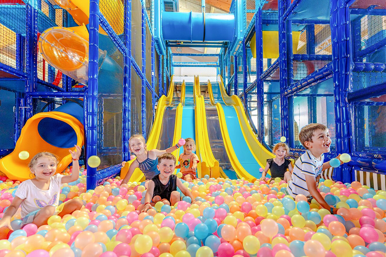 Aire de jeux au camping VAGUES OCEANES Blancs Ch�nes � LA TRANCHE SUR MER (85).