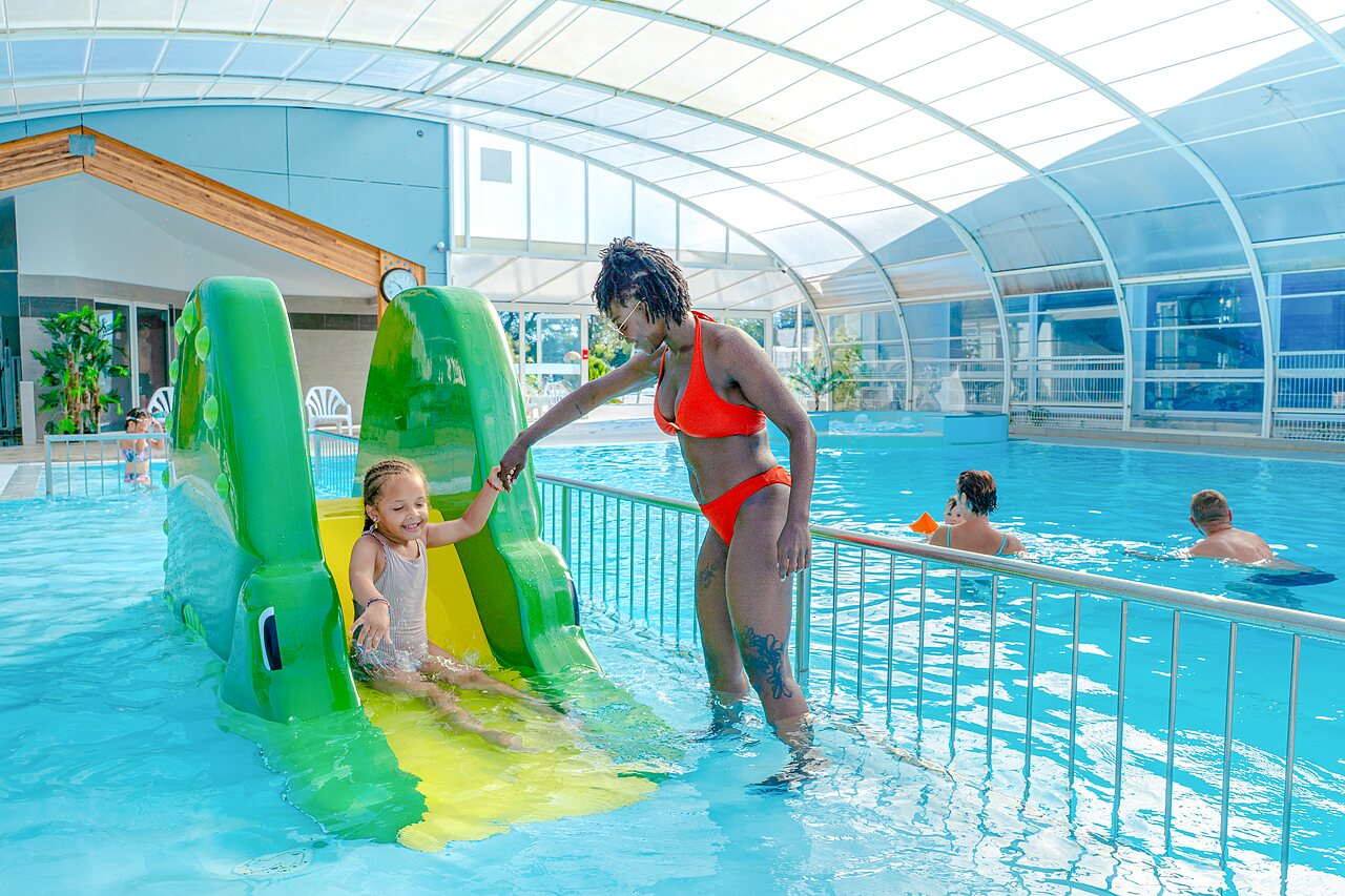 Toboggan aquatique enfant et piscine couverte au camping VAGUES OCEANES Blancs Ch�nes (85).