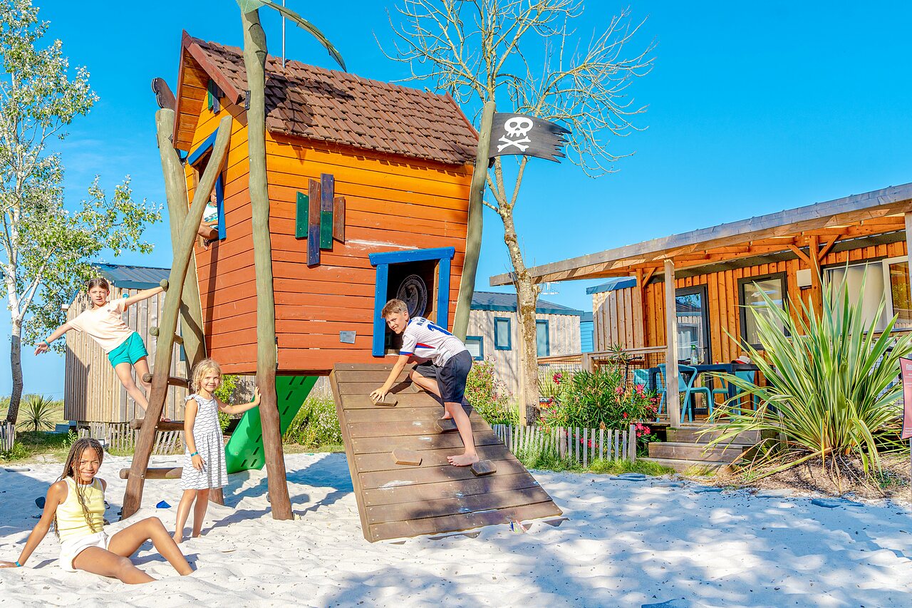 Jeux enfants au camping VAGUES OCEANES Blancs Ch�nes � LA TRANCHE SUR MER (85).