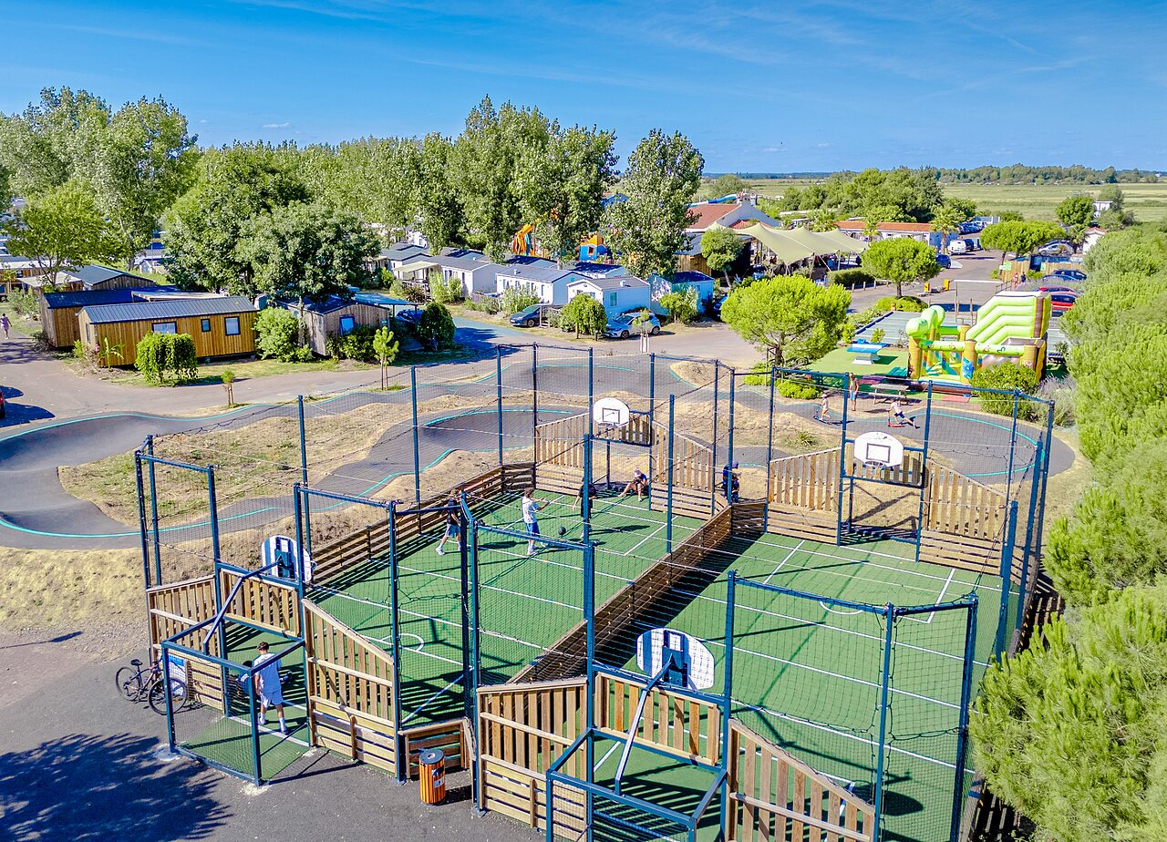 Terrain multisport, pump track et jeux gonflables au camping VAGUES OCEANES Blancs Ch�nes � LA TRANCHE SUR MER (85).