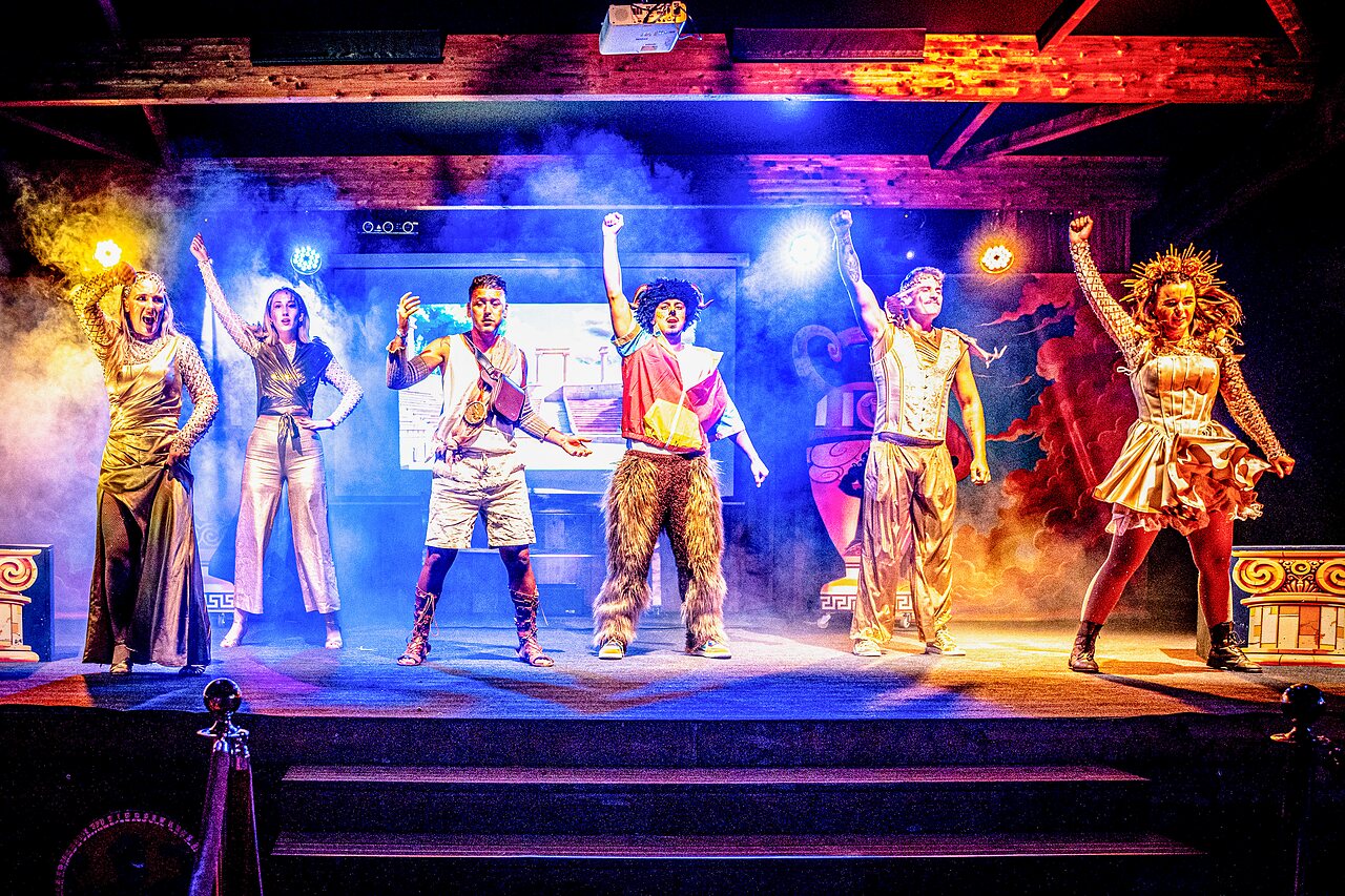 Spectacle d'animation avec artistes costum�s sur sc�ne au camping VAGUES OCEANES Blancs Ch�nes � LA TRANCHE SUR MER (85).